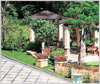 Viva Amenities - Open Plaza with seating